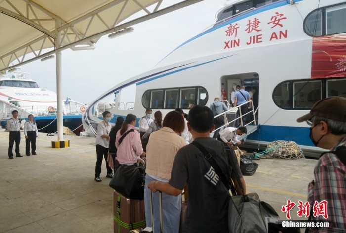 圖為(wei) 乘客登船準備從(cong) 廈門啟航前往金門。福建海事 供圖
