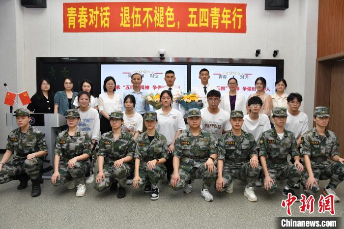 受邀功臣同師生代表合影。　漳州市退役軍(jun) 人事務局供圖