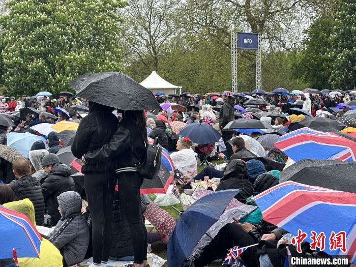 當地時間5月6日，英國國王查爾斯三世的加冕儀(yi) 式舉(ju) 行。民眾(zhong) 雨中觀看儀(yi) 式。　歐陽開宇 攝