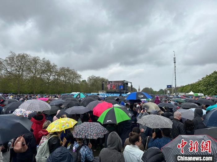 當地時間5月6日，英國國王查爾斯三世的加冕儀(yi) 式舉(ju) 行。民眾(zhong) 雨中觀看儀(yi) 式。　歐陽開宇 攝
