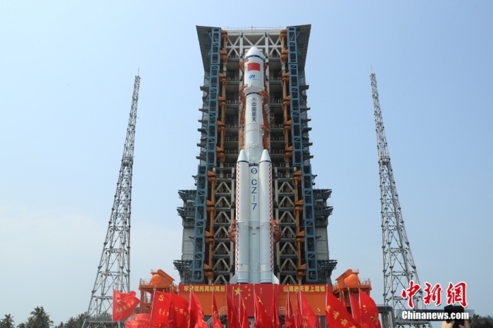 圖為(wei) 轉運現場。攝影 邱立軍(jun)  黃國暢