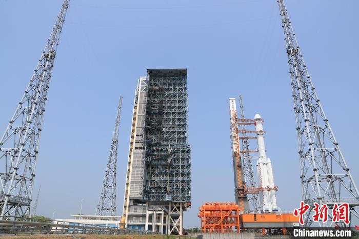 北京時間5月7日，天舟六號貨運飛船與(yu) 長征七號遙七運載火箭組合體(ti) 垂直轉運至發射區。　邱立軍(jun)  黃國暢 攝