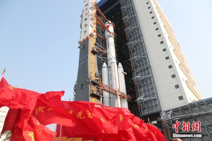 圖為(wei) 轉運現場。攝影 邱立軍(jun)  黃國暢