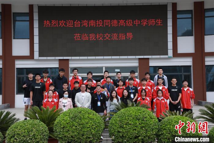 兩(liang) 岸學生共同參觀了高平市第一中學校史展覽館。　主辦方供圖