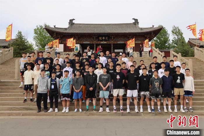 比賽結束後，兩(liang) 岸學生參訪高平炎帝陵。　主辦方供圖