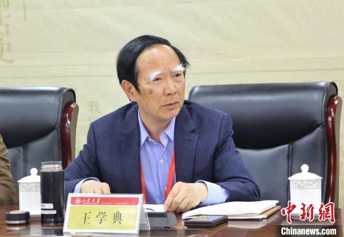 山東(dong) 大學儒學高等研究院執行院長、《文史哲》雜誌主編王學典主持首場主題發言。　趙曉 攝