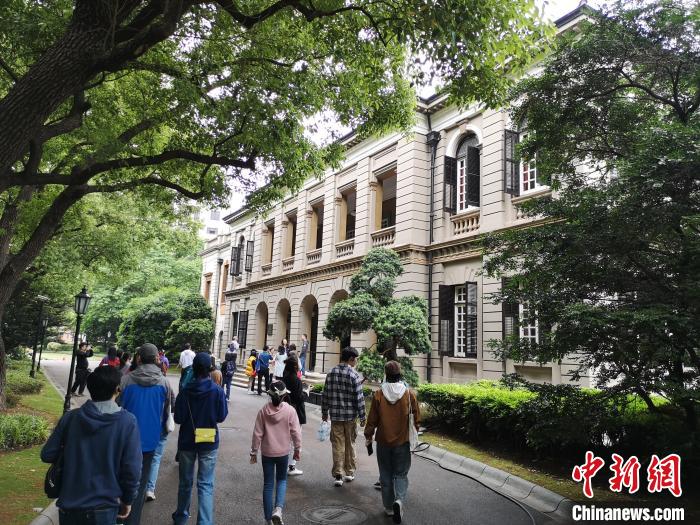 新階層人士參觀英國駐滬領事館。　範宇斌 攝