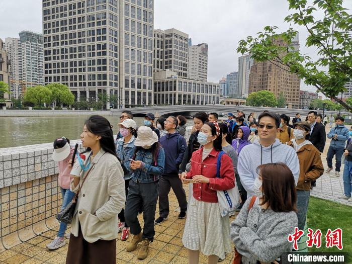 新階層人士走讀黃浦蘇州河沿岸。　範宇斌 攝