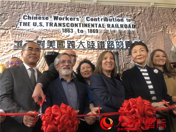 圖為(wei) （從(cong) 右到左）方李邦琴、加州副州長康依蓮、舊金山市議長佩斯金、中國駐舊金山副總領事潘慶江在剪彩。人民網記者 鄧圩攝