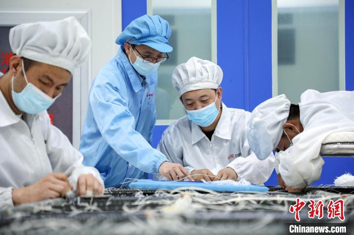 中國電科研究人員開展半剛性太陽電池陣相關(guan) 研究測試。　中國電科 供圖