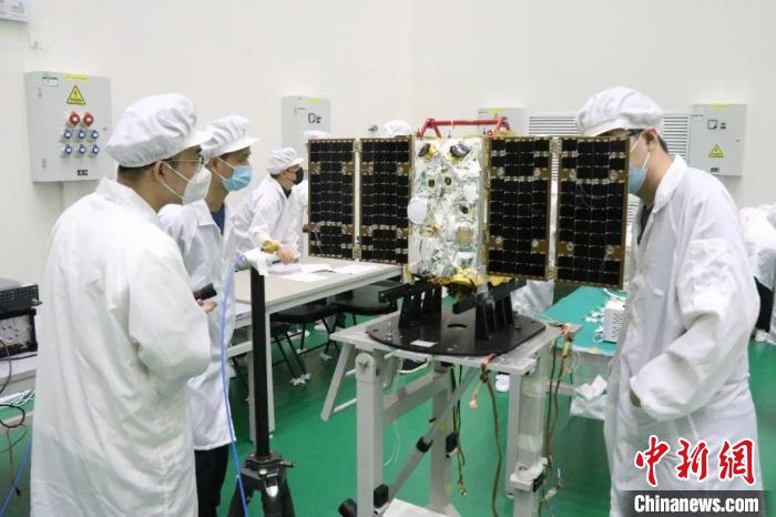 圖為(wei) 大連1號—連理衛星試驗中。　大連理工大學供圖