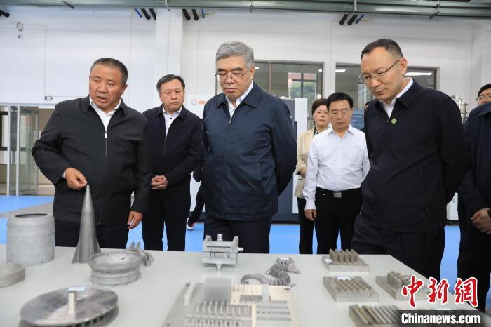 民進中央常務副主席朱永新率調研組赴四川開展重點考察調研。圖為(wei) 在四川工程職業(ye) 技術學院考察調研。　民進中央供圖