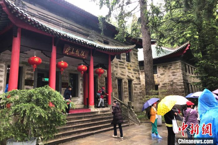 圖為(wei) 在廬山抗戰博物館外，有不少等待參觀的遊客。　吳鵬泉 攝