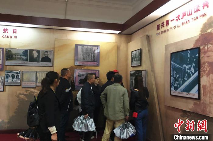 圖為(wei) 遊客在廬山抗戰博物館內(nei) 參觀。　吳鵬泉 攝