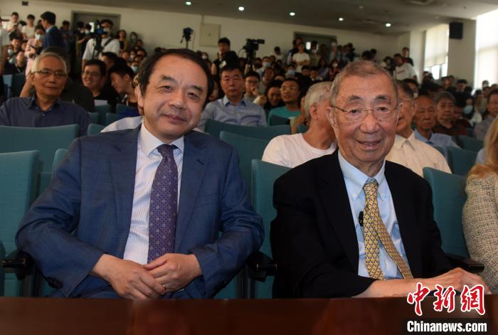 高能論壇開始前，丁肇中先生(右)與(yu) 主持論壇的中科院高能所所長王貽芳院士合影。　<a target='_blank' href='https://www.easyfundingllc.com/'><p  align=