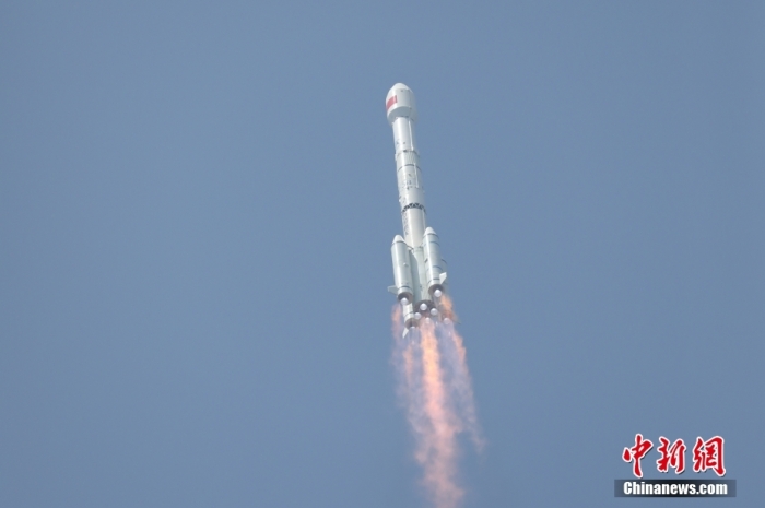 5月17日10時49分，我國在西昌衛星發射中心用長征三號乙運載火箭，成功發射第五十六顆北鬥導航衛星。該衛星屬地球靜止軌道衛星，是我國北鬥三號工程的首顆備份衛星。入軌並完成在軌測試後，將接入北鬥衛星導航係統。此次發射是北鬥三號工程高密度組網之後，時隔3年的首發任務。朱磊 攝