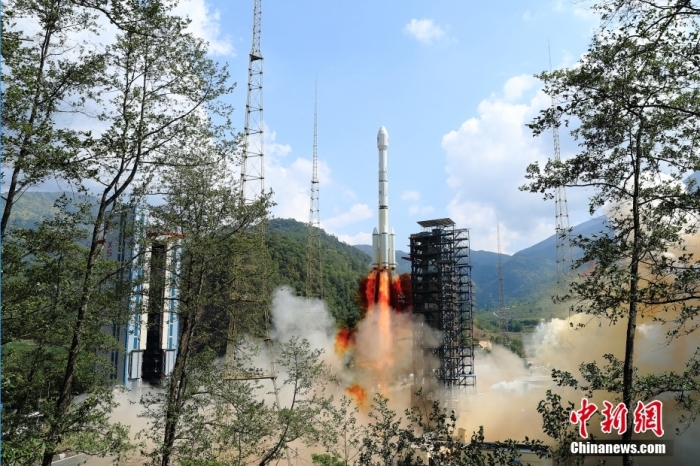 5月17日10時49分，我國在西昌衛星發射中心用長征三號乙運載火箭，成功發射第五十六顆北鬥導航衛星。該衛星屬地球靜止軌道衛星，是我國北鬥三號工程的首顆備份衛星。入軌並完成在軌測試後，將接入北鬥衛星導航係統。此次發射是北鬥三號工程高密度組網之後，時隔3年的首發任務。楊誌遠 攝