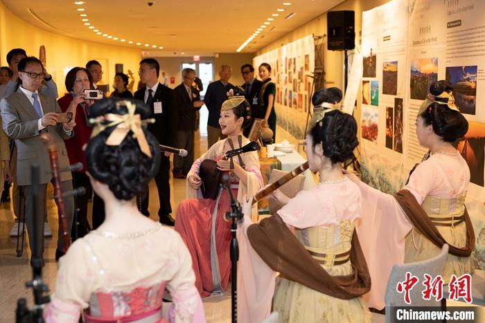 當地時間5月19日，中國常駐聯合國代表團、中國文化和旅遊部、泉州市人民政府在紐約聯合國總部聯合舉(ju) 辦“茶和天下·雅集”主題展覽和招待會(hui) 。圖為(wei) 展覽現場泉州南音表演。 <a target='_blank' href='https://www.easyfundingllc.com/' _fcksavedurl='/'><p  align=