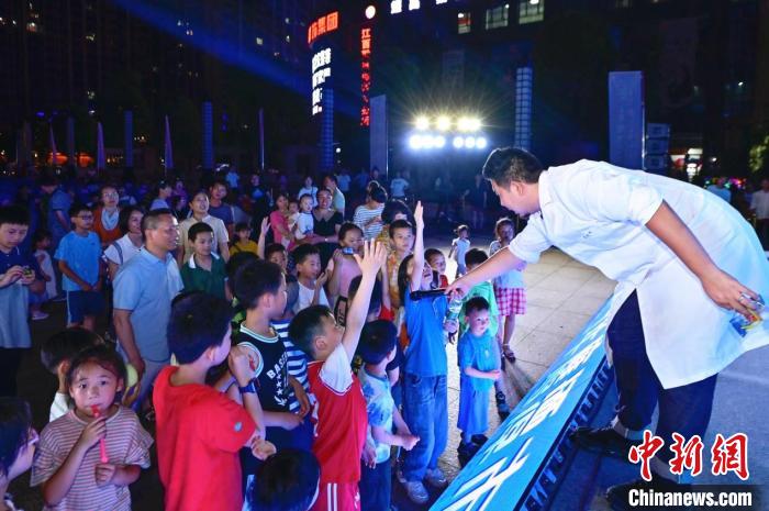 2023年鷹潭市“好奇心”科普節吸引了不少孩子踴躍參與(yu) 。　主辦方 供圖