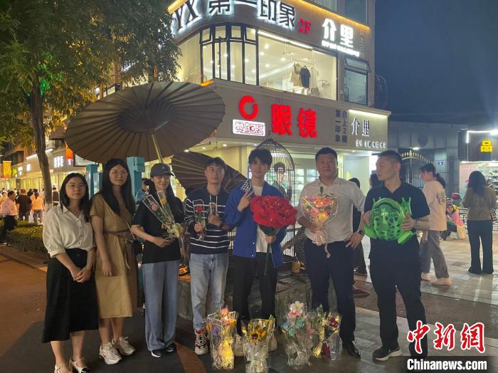 在東(dong) 陽橫店，宣講團導師、成員與(yu) 橫店演員(右三)合影。　 東(dong) 陽市融媒體(ti) 中心 供圖