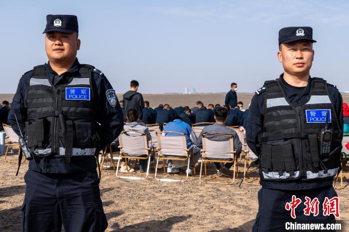 圖為(wei) 承擔神舟十六號載人飛船安保任務的移民管理警察。　牛鑫 攝