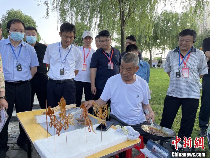 參會(hui) 代表觀看孝感澆糖畫製作 馬芙蓉 攝