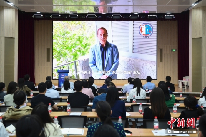5月30日，<a target='_blank' href='https://www.easyfundingllc.com/'>中新社</a>第二屆“東(dong) 西問智庫”主題論壇在北京舉(ju) 行，多位中外專(zhuan) 家圍繞“AI革命與(yu) 文明進化”展開討論。圖為(wei) 美國加州理工學院電氣工程和計算機科學教授、人工智能專(zhuan) 家亞(ya) 瑟·阿布-穆斯塔法通過視頻在論壇上作主旨演講。<a target='_blank' href='https://www.easyfundingllc.com/'>中新社</a>記者 田雨昊 攝