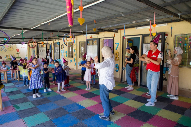 圖為(wei) 中埃青年誌願者在埃及新開羅幼兒(er) 園開展“誌願服務伴成長，中埃攜手慶六一”活動。中建埃及分公司供圖