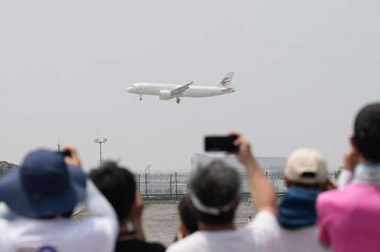 5月28日，C919首個(ge) 商業(ye) 航班東(dong) 航MU9191飛抵北京首都國際機場。新華社記者鞠煥宗攝