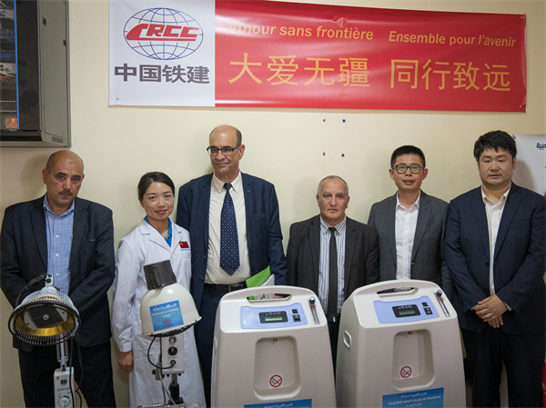 中國鐵建阿爾及利亞(ya) 公司向當地醫院捐贈醫療物資。鐵建國際供圖