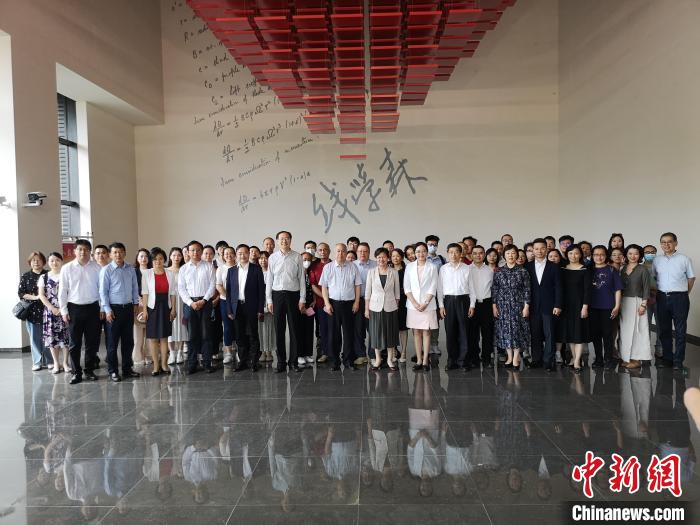 上海僑(qiao) 界人士參觀上海交通大學錢學森圖書(shu) 館。　範宇斌 攝