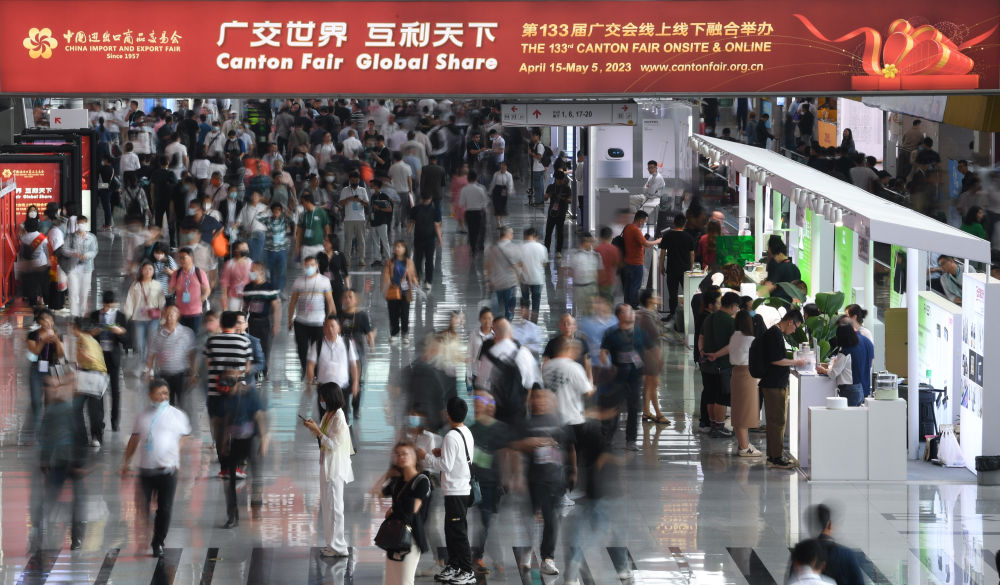 這是4月15日拍攝的廣交會(hui) 現場。第133屆中國進出口商品交易會(hui) （廣交會(hui) ）全麵恢複線下展，吸引220多個(ge) 國家和地區的數十萬(wan) 采購商報名參會(hui) 。新華社記者 鄧華 攝