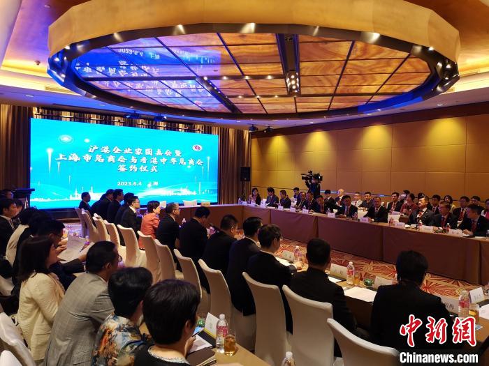 首次滬港企業(ye) 家圓桌會(hui) 在滬舉(ju) 行兩(liang) 地商會(hui) 深化經貿合作