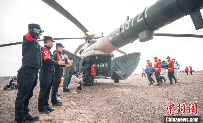 圖為(wei) 阿拉善邊境管理支隊民警目送航天員登機離開。　曠靖 攝