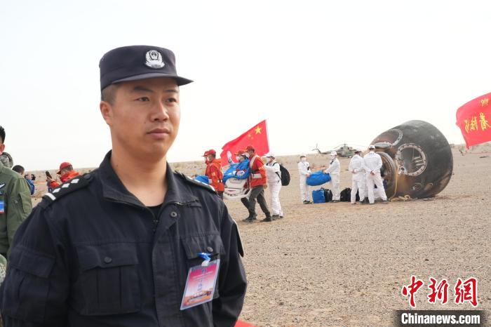 圖為(wei) 阿拉善邊境管理支隊民警在著陸場開展安保工作。　張傑 攝