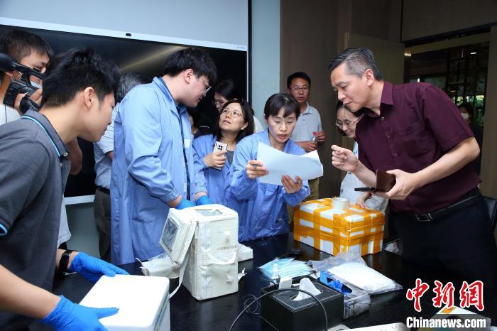 科研人員清點、查看隨神舟十五號返回地麵的空間科學實驗樣品。　中科院空間應用中心 供圖