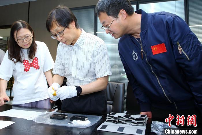 科研人員查看隨神舟十五號返回地麵的空間科學實驗樣品。　中科院空間應用中心 供圖