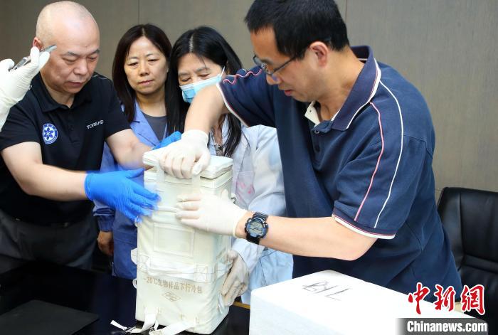 科研人員查看隨神舟十五號返回地麵的空間科學實驗樣品。　中科院空間應用中心 供圖