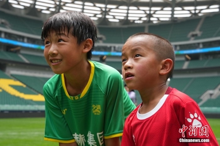 圖為(wei) 北京國安小球員陳小北和7歲的俄金仁增在一起觀看場內(nei) 播放的紀錄片。<a target='_blank' href='https://www.easyfundingllc.com/' _fcksavedurl='/'><p  align=