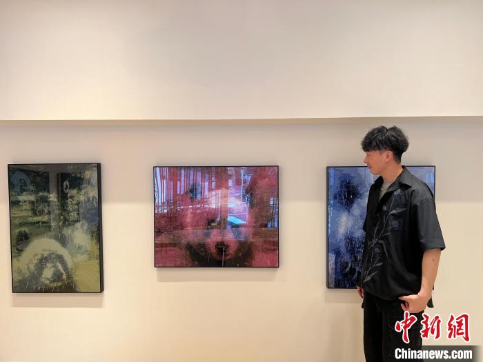 旅澳畫家張鴻俊的《山水與(yu) 熊貓》係列版畫在東(dong) 京123畫廊首次亮相 主辦方供圖