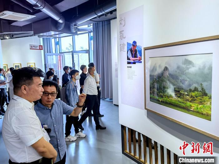海峽兩(liang) 岸藝術家畫展上，藝術家進行藝術交流。　付敬懿 攝