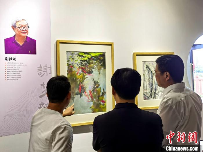 “求同存藝——海峽兩(liang) 岸藝術家畫展”展出百餘(yu) 幅兩(liang) 岸藝術家畫作。　付敬懿 攝