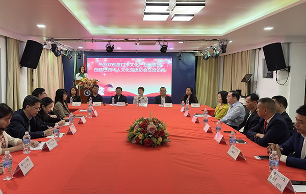 當地時間6月11日，由廈門市委常委、宣傳(chuan) 部部長吳子東(dong) 率領的廈門市文化產(chan) 業(ye) 代表團來到巴西華人文化交流協會(hui) 會(hui) 館交流訪問，與(yu) 裏約熱內(nei) 盧僑(qiao) 界舉(ju) 行座談。謝照攝