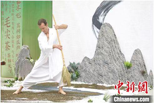 圖為(wei) 《信陽毛尖·茶舞》沉浸式藝術表演。　信陽市委宣傳(chuan) 部供圖