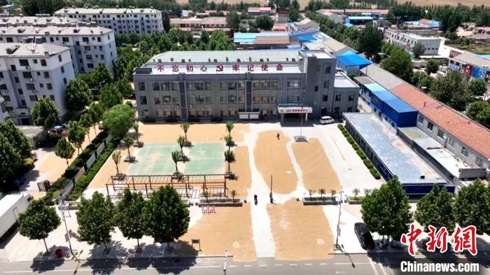德州陵城區開放1297處鎮村公共場地，緩解農(nong) 民曬糧難題。　陵城區委宣傳(chuan) 部供圖