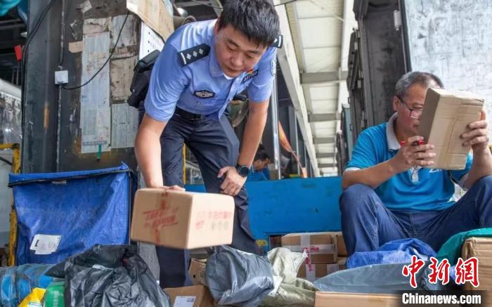 肥東(dong) 縣公安局針對劇毒化學品和易製爆危險化學品生產(chan) 企業(ye) 開展安全檢查工作。　合肥警方供圖