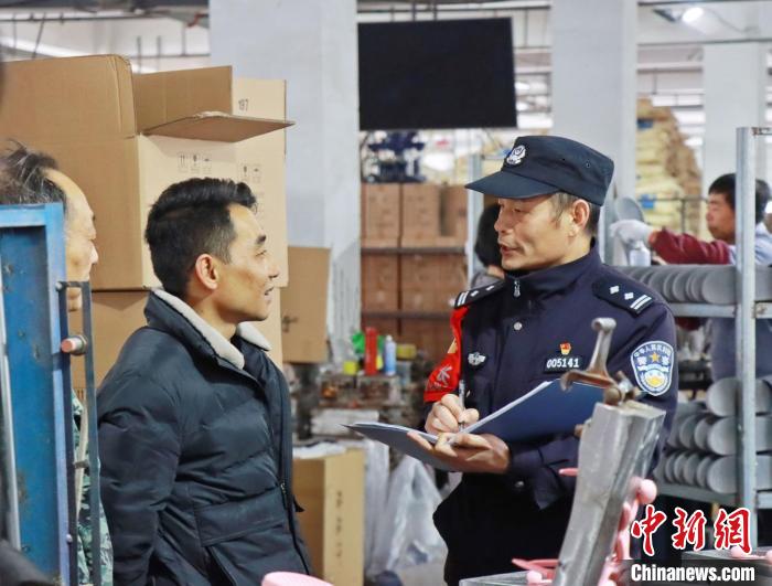 3月30日，大興(xing) 派出所民警來到轄區中小企業(ye) ，開展“為(wei) 民為(wei) 企為(wei) 項目”走訪活動。　合肥警方供圖