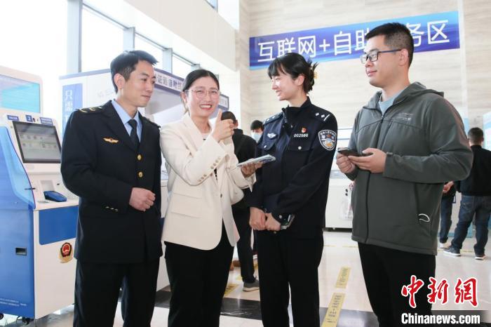 4月10日，安徽合肥，一家運輸企業(ye) 負責人在工作人員的指導下，使用小程序辦理車管業(ye) 務。　合肥警方供圖