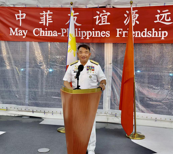 菲海軍(jun) 司令阿達奇代表菲馬科斯總統歡迎“戚繼光”艦到訪。中國駐菲律賓大使館供圖