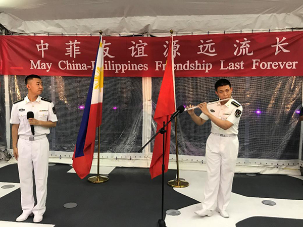 艦上官兵表演歌舞、民樂(le) 、武術等節目。中國駐菲律賓大使館供圖